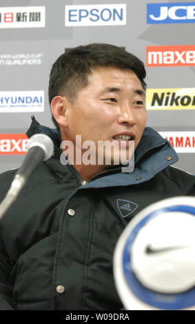 Das nordkoreanische Fussballnationalmannschaft Haupttrainer Yun Jong-su spricht mit Reportern auf einer Pressekonferenz zwei Tage vor dem WM-Qualifikationsspiel gegen Japan, auf nationaler Stadion am 7. Februar 2005. (UPI Foto/Keizo Mori) Stockfoto