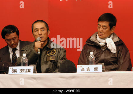 Chinesische Regisseur Zhang Yimou dank (Mitte) japanische Schauspieler Ken Takakura (rechts) für die in seinem Film auf einer Pressekonferenz in Tokio am 22. Februar 2005. Der Film ist mit dem Titel 'Qian Li Zou Dangi", das bedeutet übersetzt 'Reiten allein für 1000 Li'. (UPI Foto/Keizo Mori) Stockfoto