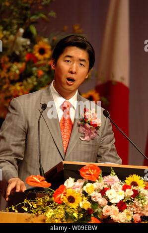 Dr. Kook Jin Moon, Präsident der Vereinigung Stiftung von Südkorea, gibt die besondere Adresse 6000 - starke Rallye organisiert von der Universal Peace Federation (UPF) in Chiba - Präfektur, Japan, am 24. Mai 2006. Er begleitet seine Mutter und Mitbegründer der UPF, Dr. Hak Ja Han Moon, in ihrem 180-nation World Peace Tour mit dem Titel "Segen der Familie, der Nation und der Welt". Dies war der 12. und der letzten Rallye in Japan in Ihrer aktuellen Engagement sprechen. (UPI Foto/Keizo Mori) Stockfoto