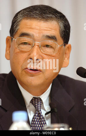 Hiroshi Tsuda, Präsident und COO der Suzuki Motor Co., Ltd., spricht mit Reportern in Tokio, Japan, 2. Juni 2006, erklärt erweiterte Zusammenarbeit seines Unternehmens mit Nissan Motor Co., Ltd. in den Schwellenländern durch den Austausch von entsprechenden Fertigungseinrichtungen. Suzuki's Werk in Indien produzieren Nissan Autos. (UPI Foto/Keizo Mori) Stockfoto