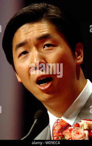 Dr. Kook Jin Moon, Präsident der Vereinigung Stiftung von Südkorea, gibt die besondere Adresse 6000 - starke Rallye organisiert von der Universal Peace Federation (UPF) in Chiba - Präfektur, Japan, am 24. Mai 2006. Er begleitet seine Mutter und Mitbegründer der UPF, Dr. Hak Ja Han Moon, in ihrem 180-nation World Peace Tour mit dem Titel "Segen der Familie, der Nation und der Welt". Dies war der 12. und der letzten Rallye in Japan in Ihrer aktuellen Engagement sprechen. (UPI Foto/Keizo Mori) Stockfoto