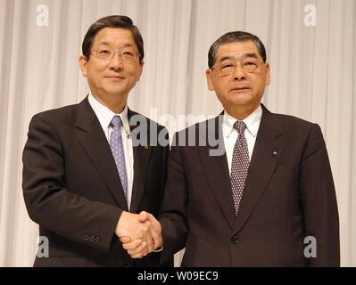 Toshiyuki Shiga (L), COO von Nissan Motor Co., Ltd., schüttelt Hände mit Hiroshi Tsuda (R), President und COO der Suzuki Motor Co., Ltd. bei einer Pressekonferenz in Tokio, Japan, 2. Juni 2006, nachdem sie ihre erweiterten Zusammenarbeit in der Herstellung von Autos, die in den aufstrebenden Märkten angekündigt. (UPI Foto/Keizo Mori) Stockfoto