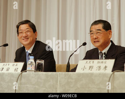 Toshiyuki Shiga (L), COO von Nissan Motor Co., Ltd., und Hiroshi Tsuda (R), President und COO der Suzuki Motor Co., Ltd., Treffen in Tokio, Japan, 2. Juni 2006. Ihre Unternehmen beginnen, mehr Zusammenarbeit, beginnend mit indischen Suzuki's Werk durch die gemeinsame Nutzung von Produktionsanlagen, die produziert 750.000 Autos. (UPI Foto/Keizo Mori) Stockfoto