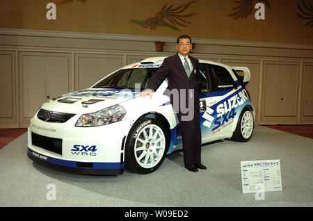 Hiroshi Tsuda, Präsident der Suzuki Motor Corporation, steht mit der SX4 WRC Prototyp auf einer Pressekonferenz in Tokio, Japan, am 4. Juli 2006. Der X4 WRC" in die "World Rally Championship" im Sommer 2007 ein. (UPI Foto/Keizo Mori) Stockfoto