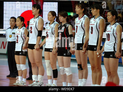 Spieler von Japan nationalen Volleyballmannschaft singen die Nationalhymne vor Ihre 2006 FIVA World Grand Prix Pool ein Spiel gegen Brasilien, am Ariake Colosseum in Tokio, Japan, am 20. August 2006 abgehalten. (UPI Foto/Keizo Mori) Stockfoto