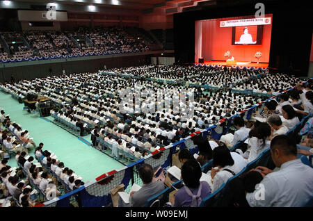 Dr. Hak Ja Han Moon, Mitbegründer der Universal Peace Federation, Adressen 6000 Strong, Publikum, bei den "universellen Frieden und Release Sammlung für den Sieg der Wiederherstellung der 'Heimat, den Himmel und die Erde", in Chiba, Japan, am 1. September 2006. Die Rallye war das zweite Bein der 40 Nation der Welt sprechen. (UPI Foto/Keizo Mori) Stockfoto