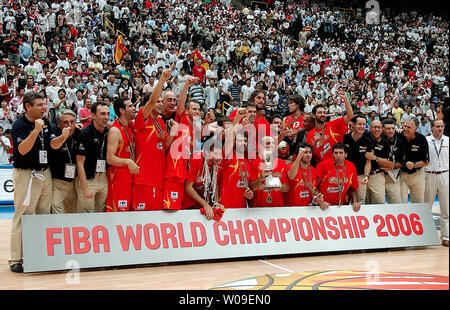 Spanische Spieler mit Trainer und Mitarbeiter feiern ihre Goldmedaille Sieg im Finale besiegte Griechenland 70-47 an der FIBA-Basketball Championship, in Saitama, Japan am 3. September 2006. (UPI Foto/Keizo Mori) Stockfoto