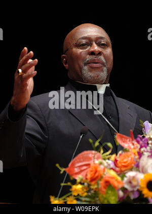 George Augustus Aufschübe, jr., Erzbischof der Imani Tempel afrikanischen amerikanischen katholischen Gemeinde in Washington, DC, gibt die Rede auf der 4. Welt Frieden Tour in Tokio, Japan, am 24. Oktober 2006. Die Tour wird von 120 amerikanischen religiösen Führer durchgeführt, und sie sprechen wird an 120 Standorten in ganz Japan heute sein. Die friedensinitiative wird von der Universal Peace Federation, von Pfr. Dr. Sun Myung Moon gegründet koordiniert. (UPI Foto/Keizo Mori) Stockfoto