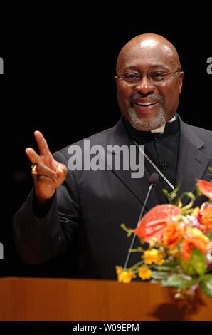 George Augustus Aufschübe, jr., Erzbischof der Imani Tempel afrikanischen amerikanischen katholischen Gemeinde in Washington, DC, gibt die Rede auf der 4. Welt Frieden Tour in Tokio, Japan, am 24. Oktober 2006. Die Tour wird von 120 amerikanischen religiösen Führer durchgeführt, und sie sprechen wird an 120 Standorten in ganz Japan heute sein. Die friedensinitiative wird von der Universal Peace Federation, von Pfr. Dr. Sun Myung Moon gegründet koordiniert. (UPI Foto/Keizo Mori) Stockfoto