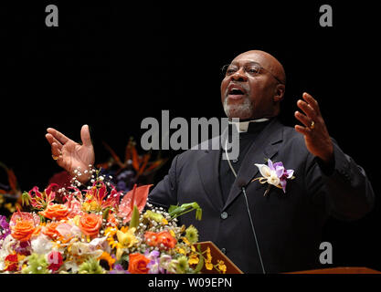 George Augustus Aufschübe, jr., Erzbischof der Imani Tempel afrikanischen amerikanischen katholischen Gemeinde in Washington, DC, gibt die Rede auf der 4. Welt Frieden Tour in Tokio, Japan, am 24. Oktober 2006. Die Tour wird von 120 amerikanischen religiösen Führer durchgeführt, und sie sprechen wird an 120 Standorten in ganz Japan heute sein. Die friedensinitiative wird von der Universal Peace Federation, von Pfr. Dr. Sun Myung Moon gegründet koordiniert. (UPI Foto/Keizo Mori) Stockfoto