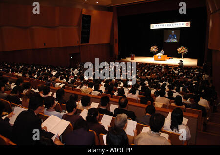 George Augustus Aufschübe, jr., Erzbischof der Imani Tempel afrikanischen amerikanischen katholischen Gemeinde in Washington, DC, gibt die Rede auf der 4. Welt Frieden Tour in Tokio, Japan, am 24. Oktober 2006. Die Tour wird von 120 amerikanischen religiösen Führer durchgeführt, und sie sprechen wird an 120 Standorten in ganz Japan heute sein. Die friedensinitiative wird von der Universal Peace Federation, von Pfr. Dr. Sun Myung Moon gegründet koordiniert. (UPI Foto/Keizo Mori) Stockfoto