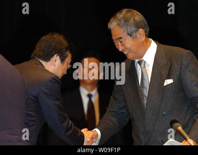 Shintaro Ishihara (R), der amtierende Gouverneur von Tokyo, und Shiro Asano, ehemaliger Gouverneur von Miyagi Prefecuture, Hände schütteln am Ende der Podiumsdiskussion unter den vier gubernatorial Anwärter, der Junior Chamber International Tokio organisiert, einer Vereinigung von jungen Führungskräften, in Tokio am 15. März 2007. (UPI Foto/Keizo Mori) Stockfoto