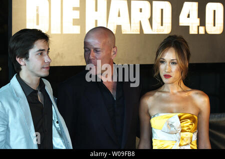 Schauspieler Justin Long (L), Bruce Willis (C) und Maggie Q. stellen für Kameras während der rote Teppich Zeremonie Premiere des Films "In Freiheit leben oder sterben Hart' in Tokyo am 12. Juni 2007. (UPI Foto/Keizo Mori) Stockfoto