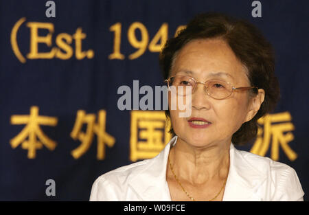 Yuko Tojo, 68, verkündet ihre Kandidatur für die bevorstehende Wahl des Oberhauses des Parlaments am 3. Juli 2007 in Tokio, Japan. Sie ist die Enkelin von Hideki Tojo, der eine Armee allgemein und der Krieg - Zeit Premierminister, wenn Japan im zweiten Weltkrieg verloren. Er wurde später nach dem Tokioter Tribunal ausgeführt. (UPI Foto/Keizo Mori) Stockfoto