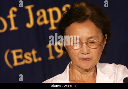 Yuko Tojo, 68, verkündet ihre Kandidatur für die bevorstehende Wahl des Oberhauses des Parlaments am 3. Juli 2007 in Tokio, Japan. Sie ist die Enkelin von Hideki Tojo, der eine Armee allgemein und der Krieg - Zeit Premierminister, wenn Japan im zweiten Weltkrieg verloren. Er wurde später nach dem Tokioter Tribunal ausgeführt. (UPI Foto/Keizo Mori) Stockfoto