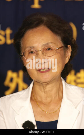 Yuko Tojo, 68, verkündet ihre Kandidatur für die bevorstehende Wahl des Oberhauses des Parlaments am 3. Juli 2007 in Tokio, Japan. Sie ist die Enkelin von Hideki Tojo, der eine Armee allgemein und der Krieg - Zeit Premierminister, wenn Japan im zweiten Weltkrieg verloren. Er wurde später nach dem Tokioter Tribunal ausgeführt. (UPI Foto/Keizo Mori) Stockfoto