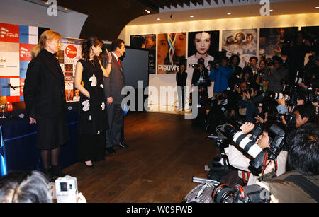 Die französische Schauspielerin Sophie Marceau (2. L) nimmt an einer Pressekonferenz im französischen Film Festival in Tokio, Japan, am 13. März 2008. (UPI Foto/Keizo Mori) Stockfoto