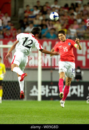 Tae-se-Jong (L), von Nordkorea, Köpfe, den Ball in der zweiten Hälfte ihr Spiel gegen Südkorea während der Asiatischen Qualifikationsspiele für die Fußball-Weltmeisterschaft auf der Seoul World Cup Stadium von Seoul, Südkorea, am 22. Juni 2008. Südkorea Nordkorea 0-0 gebunden. (UPI Foto/Keizo Mori) Stockfoto