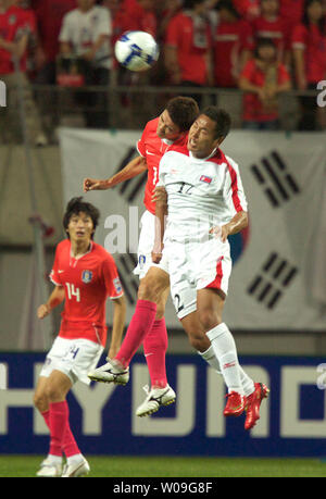 Tae-se-Jong, Nordkorea, Köpfe, den Ball in der zweiten Hälfte gegen Südkorea bei der FIFA WM-asiatischen Qualifier auf der Seoul World Cup Stadium von Seoul, Südkorea, am 22. Juni 2008. Südkorea Nordkorea 0-0 gebunden. (UPI Foto/Keizo Mori) Stockfoto