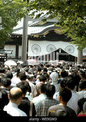Anbeter besuchen am Yasukuni-schrein in Tokio, Japan, am 15. August 2008, der 63. Jahrestag der Beendigung des Zweiten Weltkrieges zu markieren (UPI Foto/Keizo Mori) Stockfoto