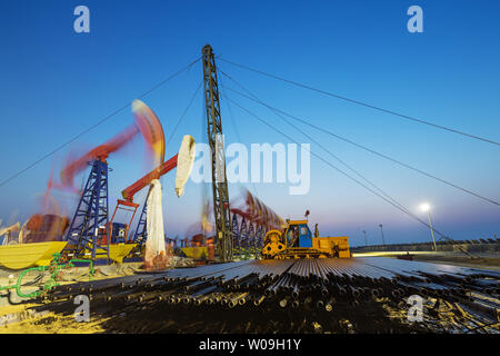 Öl-rig von Ölfeld Tag und Nacht Stockfoto