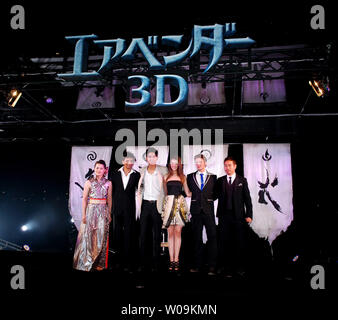 (L - R) Japanische kalligraphen Shishu, Regisseur M.Night Shyamalan, Schauspieler Dev Patel, Schauspielerin Nicola Peltz, Schauspieler Jackson Rathbone und Fußball-Spieler der japanischen Nationalmannschaft Yuto Nagatomo nehmen an der Japan Premiere für den Film 'The Last Airbender' in Tokyo, Japan, am 6. Juli 2010. UPI/Keizo Mori Stockfoto