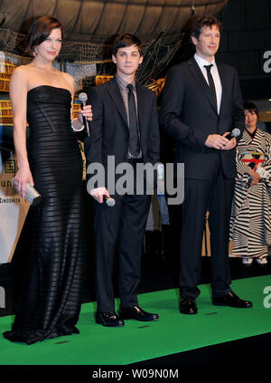 Schauspielerin Milla Jovovich, Schauspieler Logan Lerman und Regisseur Paul W. S. Anderson besuchen Die 24. Tokyo Filmfestival Eröffnungsfeier in Tokio, Japan, am 22. Oktober 2011. UPI/Keizo Mori Stockfoto