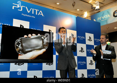 Vorsitzende von Sony Computer Entertainment Inc., Kazuo Hirai (L) und President und Group CEO von Sony Computer Entertainment Inc., Andrew House, zur Teilnahme an einer Veranstaltung für tragbare Video Game Player" PlayStation (PS Vita)' an der 'TSUTAYA ' Shibuya in Tokio, Japan, am 17. Dezember 2011. PS Vita wird in Europa und den USA am 22. Februar 2012 veröffentlicht werden. UPI/Keizo Mori Stockfoto