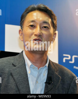 Vorsitzende von Sony Computer Entertainment Inc., Kazuo Hirai, besucht eine Auftaktveranstaltung für tragbare Video Game Player" PlayStation (PS Vita)' an der 'TSUTAYA ' Shibuya in Tokio, Japan, am 17. Dezember 2011. PS Vita wird in Europa und den USA am 22. Februar 2012 veröffentlicht werden. UPI/Keizo Mori Stockfoto