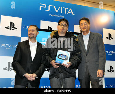 (L-R) Vorsitzende von Sony Computer Entertainment Inc., Kazuo Hirai, erste Kunden und President und Group CEO von Sony Computer Entertainment Inc., Andrew House posieren für die Kamera während einer Veranstaltung für tragbare Video Game Player" PlayStation (PS Vita)' an der 'TSUTAYA ' Shibuya in Tokio, Japan, am 17. Dezember 2011. PS Vita wird in Europa und den USA am 22. Februar 2012 veröffentlicht werden. UPI/Keizo Mori Stockfoto