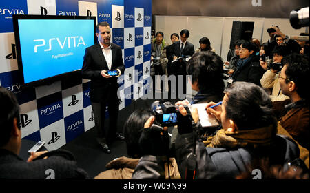 President und Group CEO von Sony Computer Entertainment Inc., Andrew House, antwortet auf die Frage des Reporters nach dem Launch Event für portable video game Player" PlayStation (PS Vita)' an der 'TSUTAYA ' Shibuya in Tokio, Japan, am 17. Dezember 2011. PS Vita wird in Europa und den USA am 22. Februar 2012 veröffentlicht werden. UPI/Keizo Mori Stockfoto