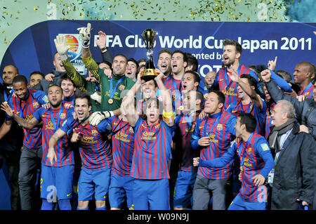 Die Spieler des FC Barcelona Feiern während eines.. Preisverleihung bei der FIFA Club Wm 2011 in Yokohama, Kanagawa Präfektur, Japan, am 18. Dezember 2011. FC Barcelona schlägt Brasilien Santos FC 4-0. UPI/Keizo Mori Stockfoto