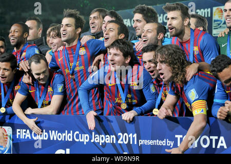 Die Spieler des FC Barcelona Feiern während eines.. Preisverleihung bei der FIFA Club Wm 2011 in Yokohama, Kanagawa Präfektur, Japan, am 18. Dezember 2011. FC Barcelona schlägt Brasilien Santos FC 4-0. UPI/Keizo Mori Stockfoto