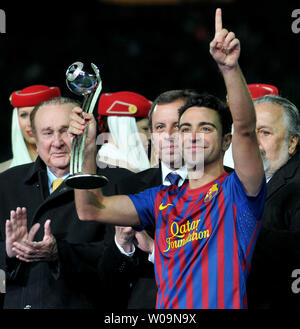 Xavi vom FC Barcelona feiert mit seinen silberne Trophäe für die zweite beste Spieler während der Preisverleihung bei der FIFA Club Wm 2011 in Yokohama, Kanagawa Präfektur, Japan, am 18. Dezember 2011. FC Barcelona schlägt Brasilien Santos FC 4-0. UPI/Keizo Mori Stockfoto