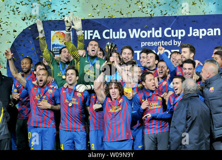 Die Spieler des FC Barcelona Feiern während eines.. Preisverleihung bei der FIFA Club Wm 2011 in Yokohama, Kanagawa Präfektur, Japan, am 18. Dezember 2011. FC Barcelona schlägt Brasilien Santos FC 4-0. UPI/Keizo Mori Stockfoto