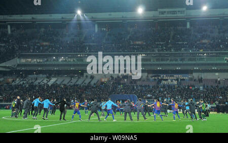 Mitglied des FC Barcelona feiern nach der Verleihung bei der FIFA Club Wm 2011 in Yokohama, Kanagawa Präfektur, Japan, am 18. Dezember 2011. FC Barcelona schlägt Brasilien Santos FC 4-0. UPI/Keizo Mori Stockfoto