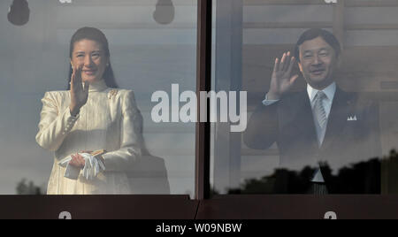 Japans Kronprinz Naruhito und Kronprinzessin Masako besuchen einen neujahrsgruß an der East Plaza, Imperial Palace in Tokio, Japan, am 2. Januar 2012. UPI/Keizo Mori Stockfoto