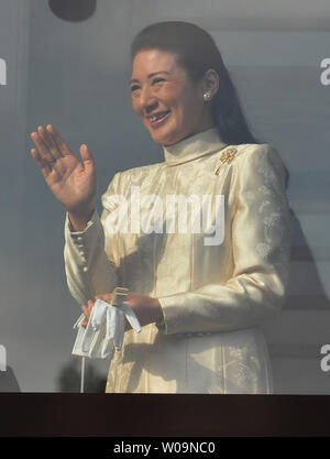 Japans Kronprinzessin Masako wellen Gratulanten Während ein neues Jahr Gruß an der East Plaza, Imperial Palace in Tokio, Japan, am 2. Januar 2012. UPI/Keizo Mori Stockfoto