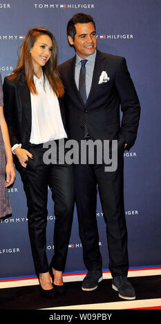 Schauspielerin Jessica Alba (L) und ihr Ehemann Cash Warren nehmen an der Tommy Hilfiger Omotesando Flagship Store Eröffnung in Tokio, Japan, am 16. April 2012. UPI/Keizo Mori Stockfoto