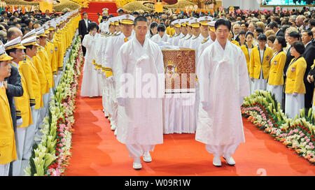 Vorsitzender der Gruppe, Tongil Kook-jin Moon (R) und Pfr. Hyung-Jin Mond führen die pallbearers tragen den Sarg des Verstorbenen Reverend Sun Myung Moon während der trauerfeier mit der Überschrift "un-Myung Moon die Wahren Eltern des Himmels, der Erde und der Menschheit Universal Seonghwa Zeremonie' an der CheongShim Frieden World Center in Gapyeong, Südkorea, am 15. September 2012. UPI/Keizo Mori Stockfoto