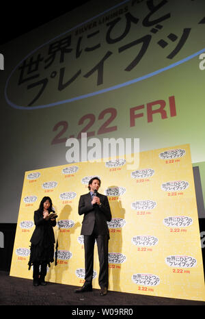 Schauspieler Bradley Cooper besucht eine Bühne Gruß während des Japan Premiere für den Film "Silver Auskleidungen Playbook" in Tokio, Japan, am 24. Januar 2013. Der Film öffnet sich am 22. Februar in Japan. UPI/Keizo Mori Stockfoto
