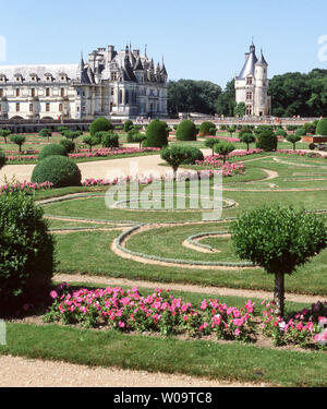 Das Chateau von Amboise an der Loire mit Rechts der Turm von Guet, wird über den Fluss Cher gebaut. Abt. Indre und Loire. Frankreich. Stockfoto