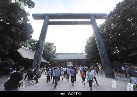 Anbeter besuchen Sie den Yasukuni-schrein in Tokio, Japan, am 15. August 2013. Der Yasukuni-schrein ehrt die 2,5 Millionen Japaner Krieg tot, und beherbergt auch ein Museum, das den Krieg verherrlicht Japans kriegerische Vergangenheit. Der Kaiser Akihito Vater Kaiser Hirohito stellte sich der alliierten Streitkräfte am 15. August 1945. UPI/Keizo Mori Stockfoto