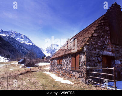 Frankreich. Die Pyrenäen, Tal der Lesponne. Shepherd's Zuflucht und Heu zu speichern. Stockfoto