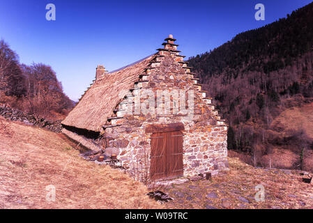 Frankreich. Die Pyrenäen, Tal der Lesponne. Shepherd's Zuflucht und Heu zu speichern. Stockfoto