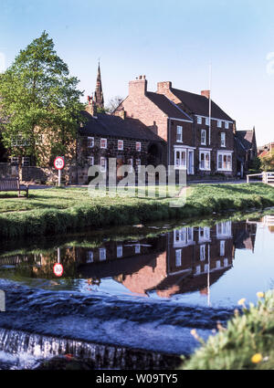 Das Dorf Great Ayton auf dem Fluß Leven in North Yorkshire. Home für eine Zeit des berühmten explorer Captain Cook. England. Stockfoto