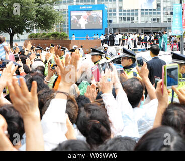 Gratulanten wave zu Papst Franziskus nach seiner Ankunft außerhalb Myeong-dong Kathedrale in Seoul, Südkorea, 18. August 2014. UPI/Keizo Mori Stockfoto