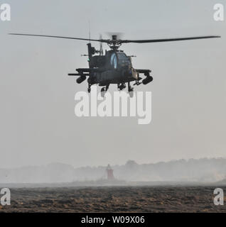 Die US-Armee AH-64 E Apache Guardian nehmen teil mit Japan Ground Self Defense Force in die gemeinsame militärische Übung "Orient Shield 2014' auf Hokkaido große Training Area am 30. Oktober 2014. UPI/Keizo Mori Stockfoto