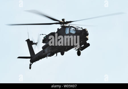 Die US-Armee AH-64 E Apache Guardian nehmen teil mit Japan Ground Self Defense Force in die gemeinsame militärische Übung "Orient Shield 2014' auf Hokkaido große Training Area am 30. Oktober 2014. UPI/Keizo Mori Stockfoto