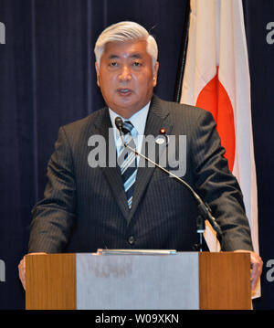 Japans Minister für Verteidigung, Gen Nakatani spricht während einer gemeinsamen Pressekonferenz im Verteidigungsministerium in Tokio, Japan, am 8. April 2015. Foto von keizo Mori/UPI Stockfoto